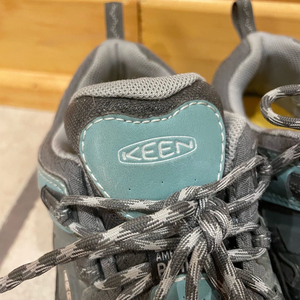 Keen Women’s Low Hiking Shoe Teal and Grey Size 7.5 - Picture 2 of 5